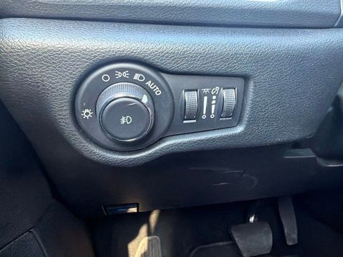 Used 2025 Chrysler Pacifica Select FWD image 17