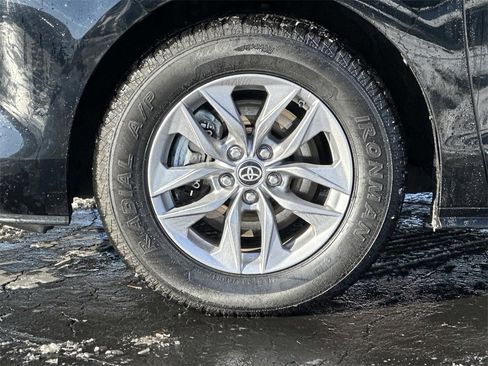 Used 2024 Toyota Sienna XLE image 9