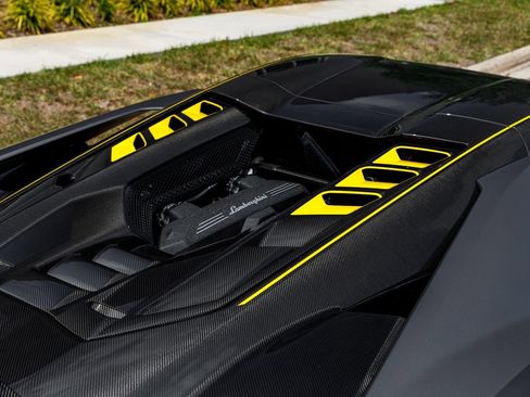 Used 2025 Lamborghini Revuelto AWD/4WD image 37
