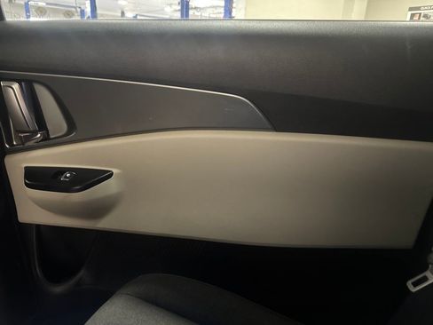 Used 2022 Kia Carnival LX FWD image 28