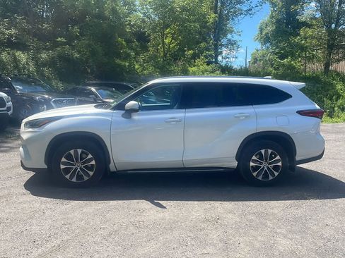 Used 2021 Toyota Highlander XLE AWD/4WD image 5