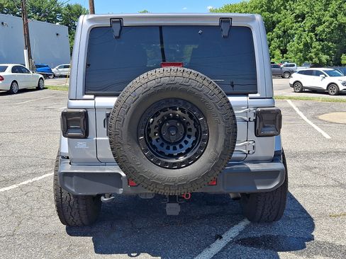 Used 2018 Jeep Wrangler Unlimited Sahara AWD/4WD image 5