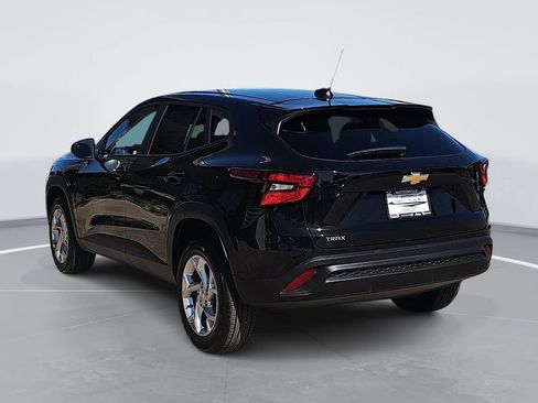 New 2026 Chevrolet Trax LS w/ LS Convenience Package FWD image 5