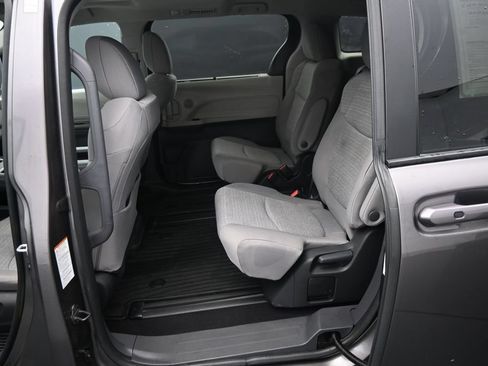 Used 2022 Toyota Sienna LE w/ LE Plus Package FWD image 16