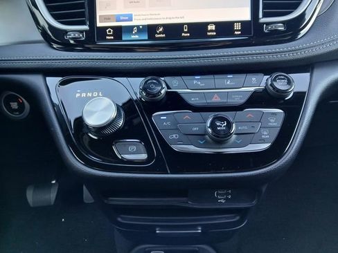 New 2027 Chrysler Pacifica Select AWD/4WD image 25