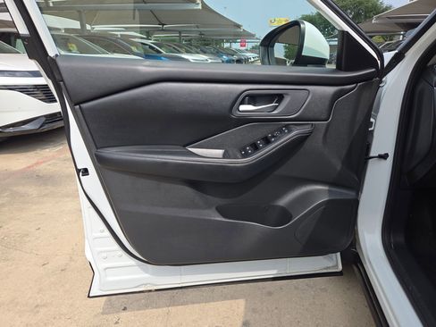 Certified 2025 Nissan Rogue SV FWD image 11