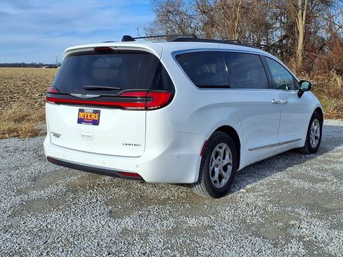 Used 2023 Chrysler Pacifica Limited image 34