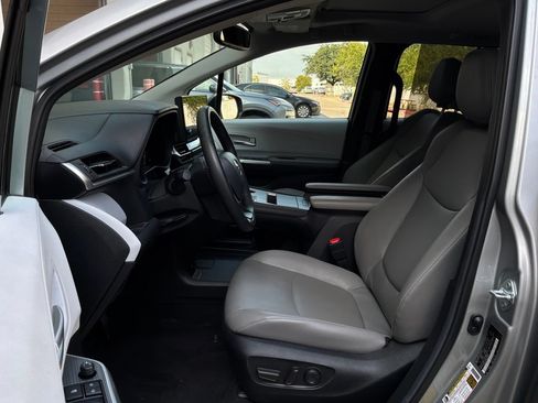 Used 2025 Toyota Sienna XLE FWD image 10