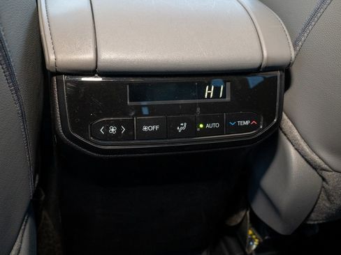 Certified 2025 Toyota Highlander XLE image 9