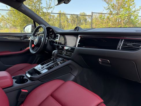 Used 2025 Porsche Macan image 25