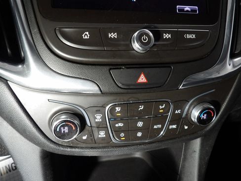 Used 2018 Chevrolet Equinox LT w/ Sun & Infotainment Package FWD image 12
