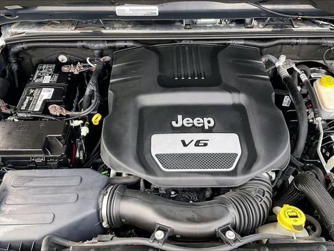 Used 2017 Jeep Wrangler Unlimited Sahara AWD/4WD image 9