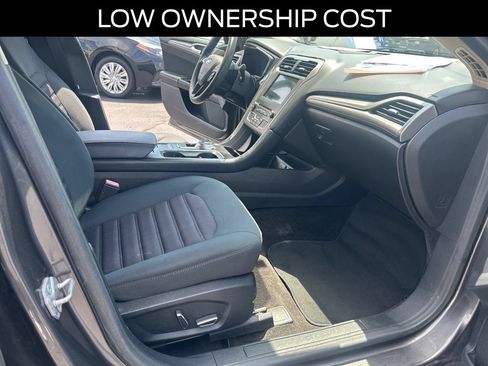 Used 2017 Ford Fusion SE w/ Fusion SE Technology Package FWD image 20