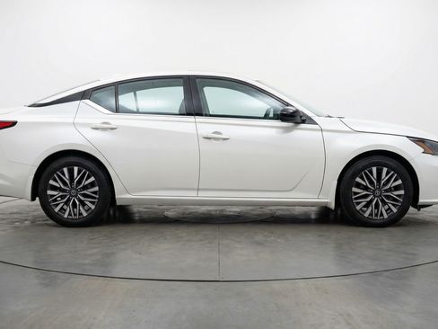 Used 2025 Nissan Altima 2.5 SV FWD image 11
