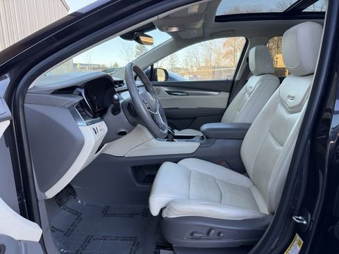 Used 2017 Cadillac XT5 Luxury w/ Driver Awareness Package image 11