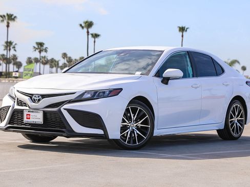 Certified 2023 Toyota Camry SE image 1