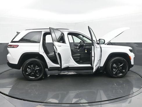 New 2025 Jeep Grand Cherokee Altitude image 57