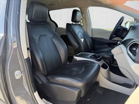 Used 2022 Chrysler Pacifica Touring-L FWD image 13