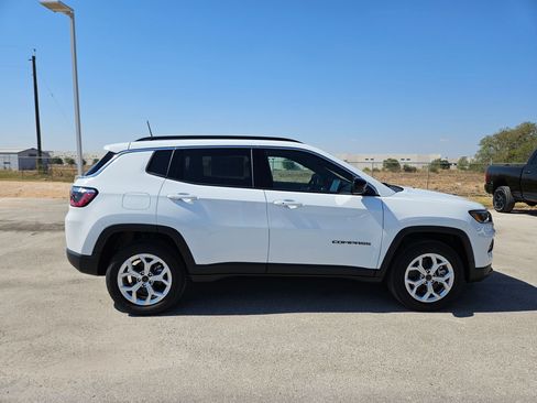 New 2026 Jeep Compass Latitude image 2