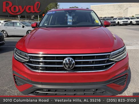 Certified 2024 Volkswagen Tiguan SE image 2