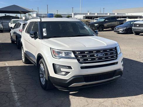 Used 2017 Ford Explorer XLT w/ Equipment Group 202A image 4