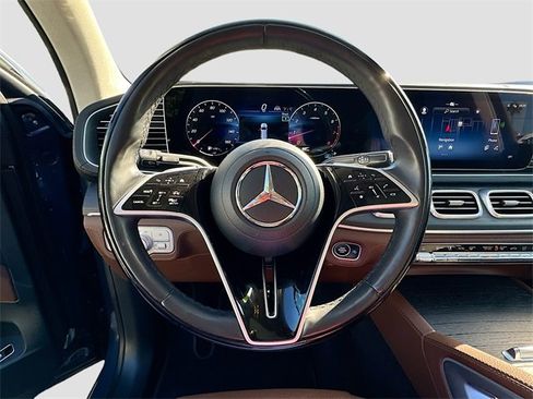 Used 2024 Mercedes-Benz GLS 580 4MATIC image 11
