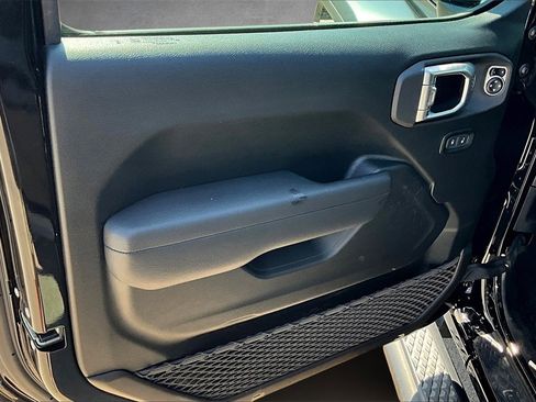 Used 2023 Jeep Gladiator Sport image 18