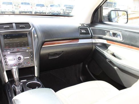 Used 2017 Ford Explorer Platinum image 27