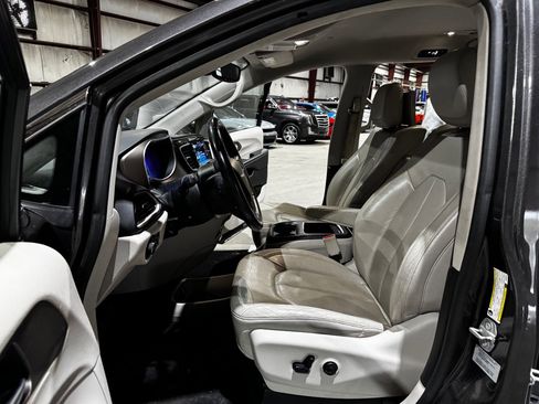 Used 2017 Chrysler Pacifica Touring-L Plus w/ Advanced Safetytec Group image 13
