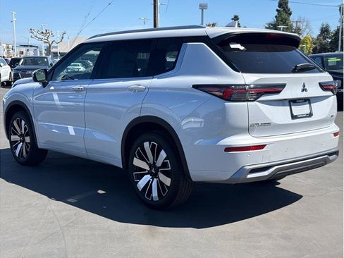 Used 2025 Mitsubishi Outlander SEL image 7