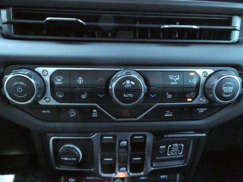 Used 2024 Jeep Wrangler Unlimited Rubicon w/ XTREMEE 35" Tire Package image 22