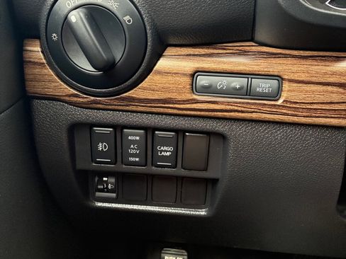 Used 2017 Nissan Titan SL AWD/4WD image 32