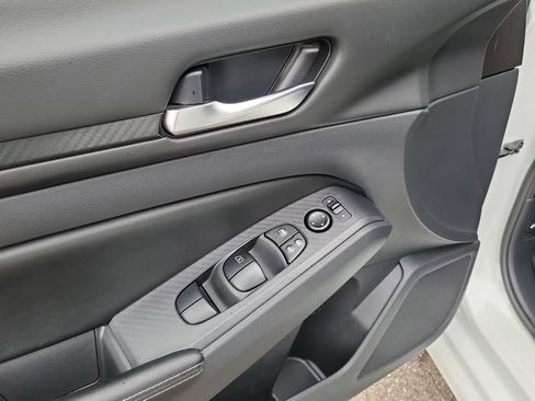 Used 2024 Nissan Altima 2.5 SV FWD image 24