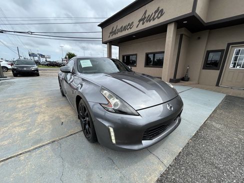 Used 2018 Nissan 370Z Coupe RWD image 2