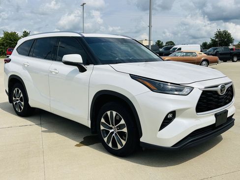 Used 2021 Toyota Highlander XLE FWD image 2