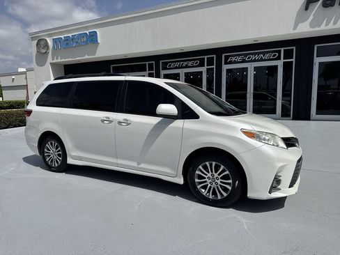 Used 2020 Toyota Sienna XLE w/ XLE Navigation Package FWD image 6