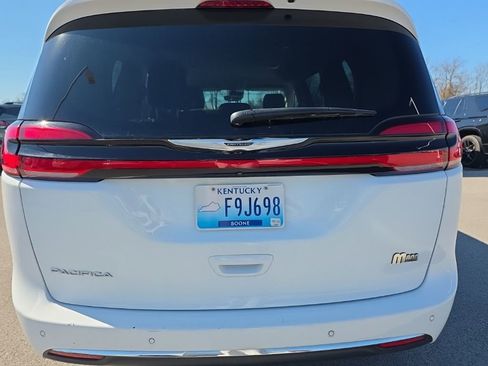 Used 2023 Chrysler Pacifica Touring-L image 6
