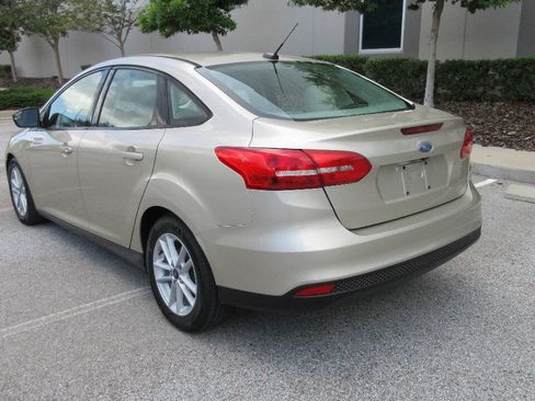 Used 2018 Ford Focus SE FWD image 3