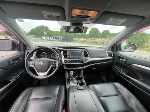 Used 2019 Toyota Highlander XLE AWD/4WD image 22