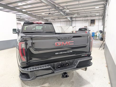 Used 2025 GMC Sierra 2500 AT4 w/ AT4 Premium Plus Package AWD/4WD image 4