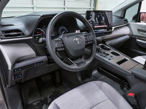 Used 2024 Toyota Sienna LE w/ LE Plus Package FWD image 2