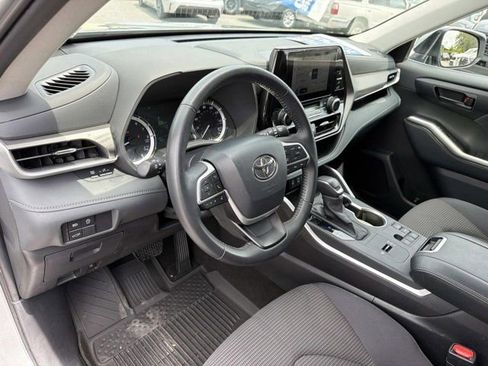 Used 2025 Toyota Highlander LE FWD image 12