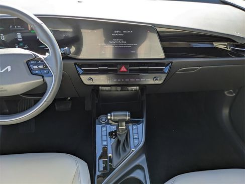 Certified 2025 Kia Niro EX image 17