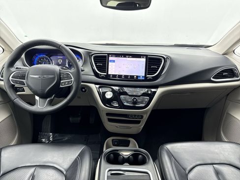 Used 2023 Chrysler Pacifica Touring-L image 14