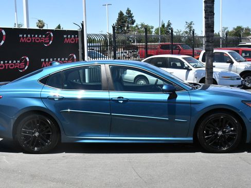 Used 2025 Toyota Camry SE FWD image 9