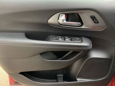 Used 2025 Chrysler Pacifica Select FWD image 10