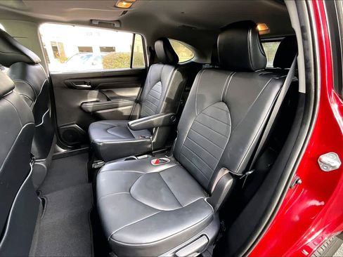 Used 2020 Toyota Highlander XLE image 19