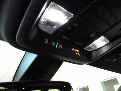 Used 2025 Cadillac XT6 Luxury AWD/4WD image 16