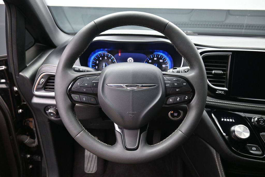 Used 2025 Chrysler Pacifica Limited FWD image 17