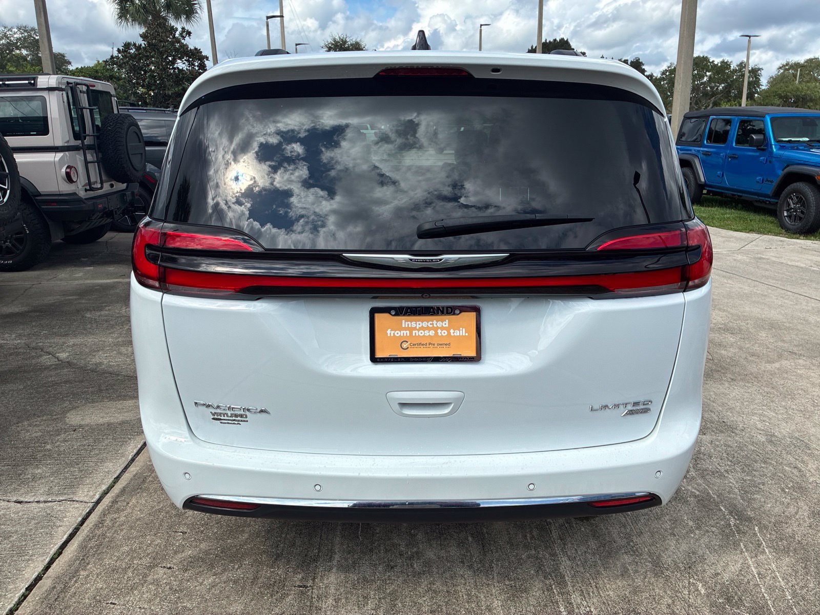 Certified 2023 Chrysler Pacifica Limited AWD/4WD image 4